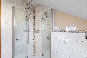Dusche, kostenlose Toilettenartikel, Haartrockner, Handtücher