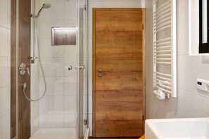 Dusche, Haartrockner, Handtücher