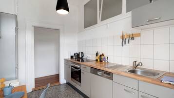 Kühlschrank, Mikrowelle, Herdplatte, Geschirrspüler