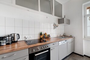 Kühlschrank, Mikrowelle, Herdplatte, Geschirrspüler