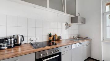 Kühlschrank, Mikrowelle, Herdplatte, Geschirrspüler