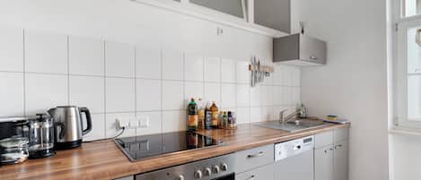 Fridge, microwave, stovetop, dishwasher