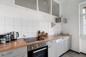 Jääkaappi, mikroaaltouuni, liesi, astianpesukone