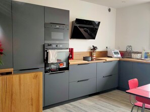 Réfrigérateur, micro-ondes, four, plaque de cuisson