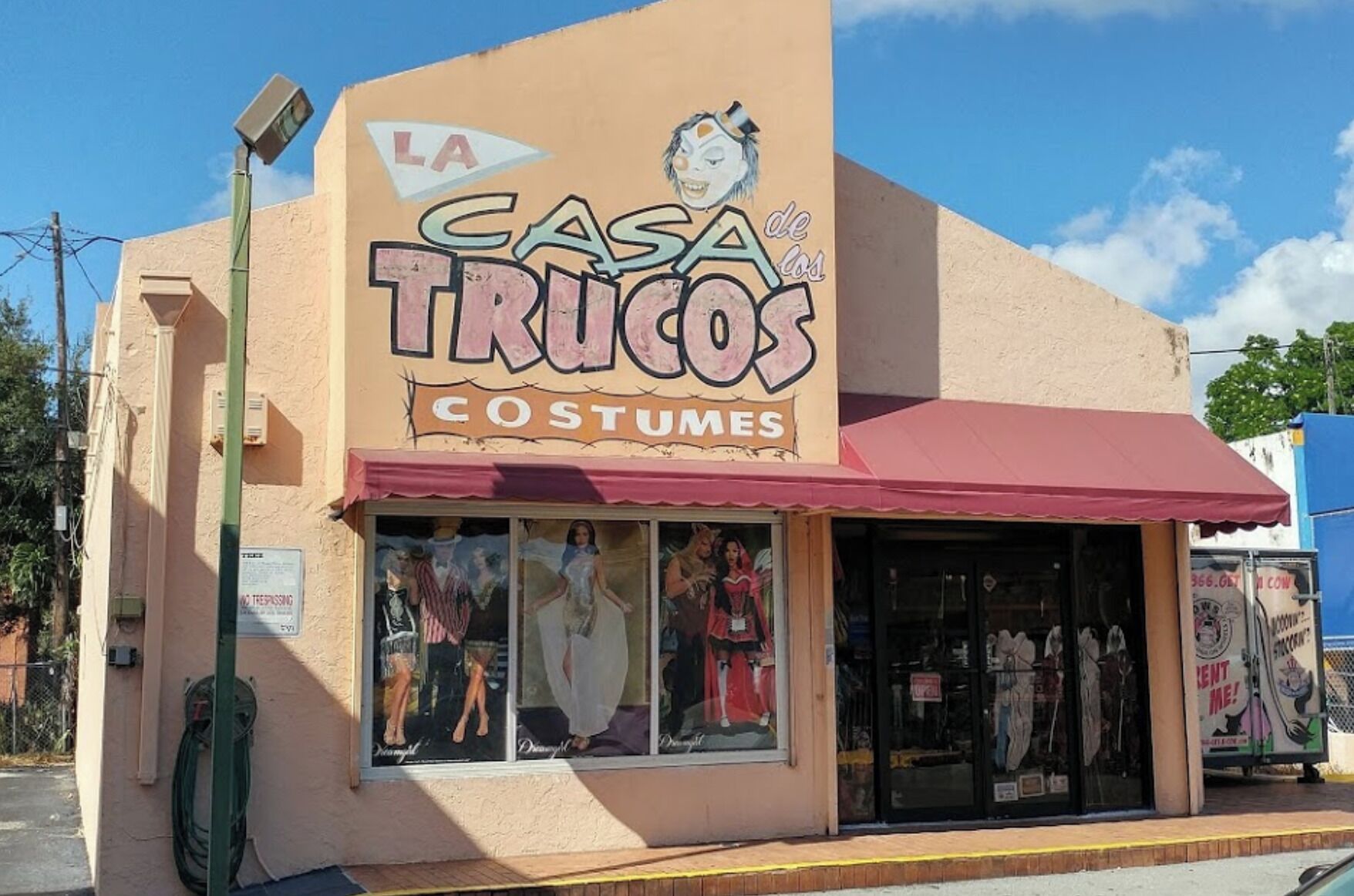 A storefront named "Casa Trucos Costumes" with mannequins displaying costumes.
