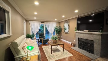 Smart TV, fireplace
