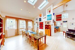 Dining - Beautiful Home on 8 acres of Meadow and Forest with entertainers deck, hot tub, (Flagstaff)