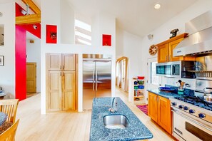 Fridge, microwave, oven, stovetop - Beautiful Home on 8 acres of Meadow and Forest with entertainers deck, hot tub, (Flagstaff)