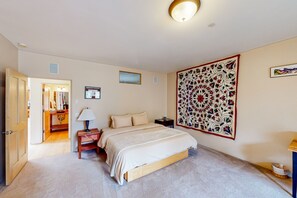 4 bedrooms, Internet, bed sheets - Beautiful Home on 8 acres of Meadow and Forest with entertainers deck, hot tub, (Flagstaff)