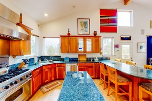 Køleskab, mikrobølgeovn, ovn, kogeplade