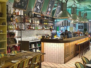 Bar (on property) - Menlyn Maine Residence King sized bed with patio - Paris (Pretoria)