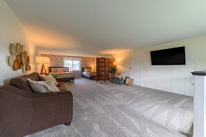 Televisie, een open haard en boeken