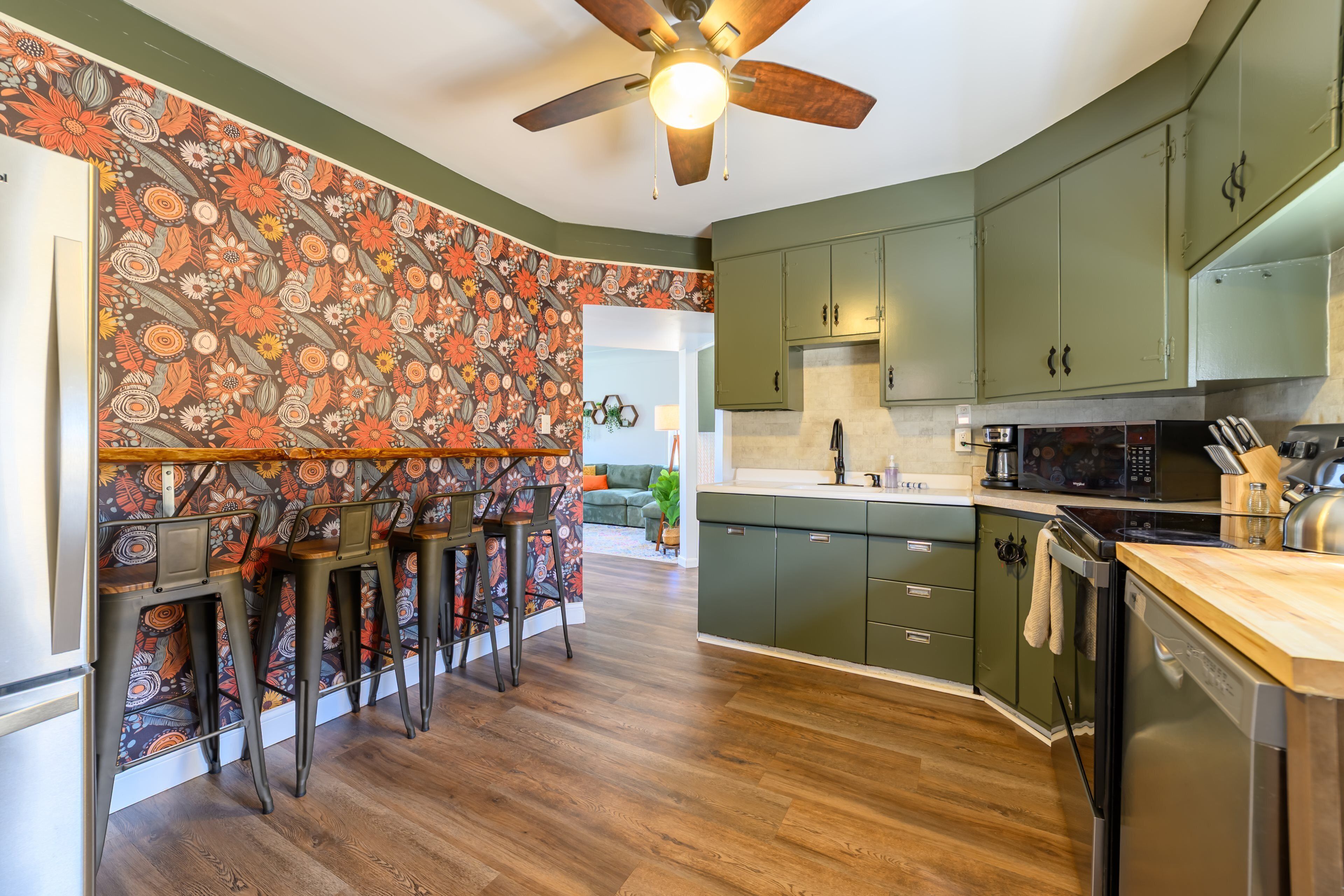 Full kitchen.