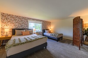 3 bedrooms, iron/ironing board, WiFi, bed sheets