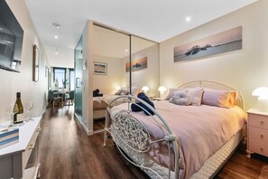 1 habitación, tabla de planchar con plancha, wifi y ropa de cama 