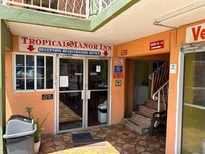 Reception - Tropical Manor Inn (Kingston)