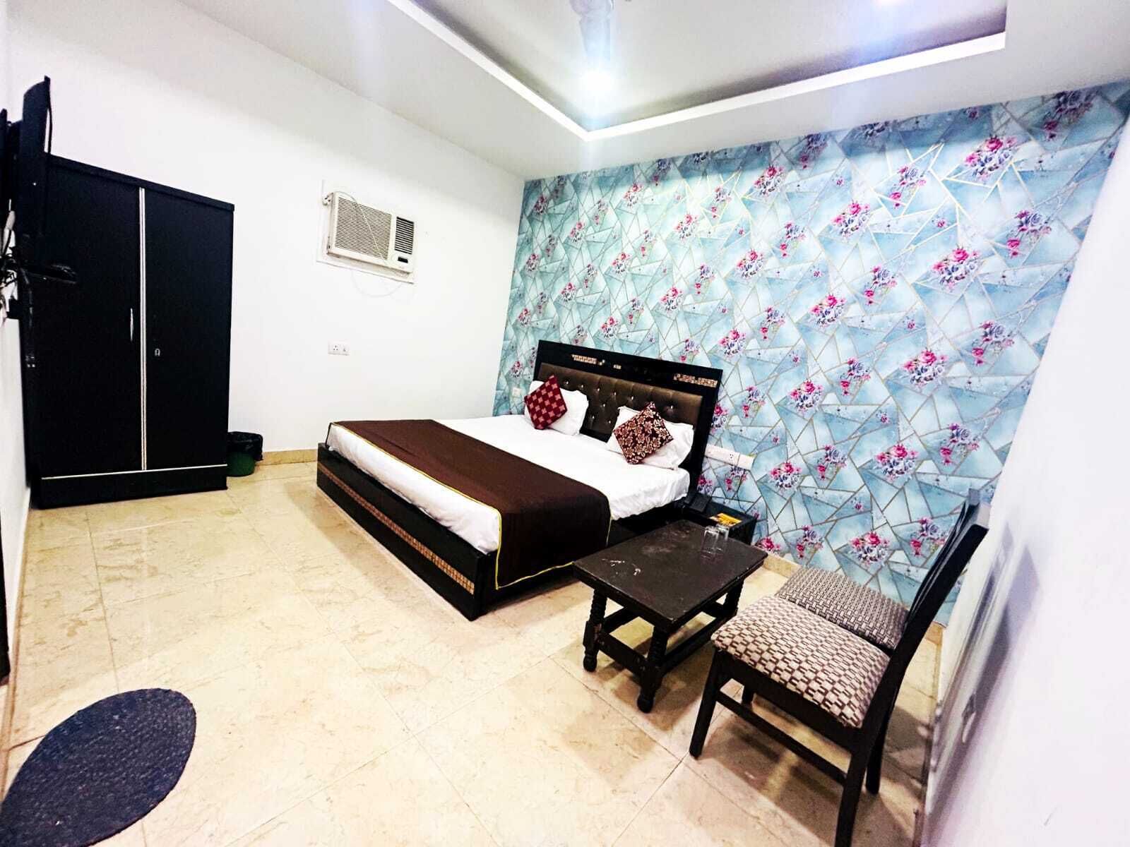 Deluxe Room, City View | In-room safe, soundproofing, iron/ironing board, free WiFi