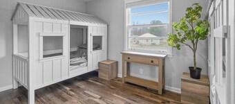 Escape to Clarksville's Chic Luxe 3BR Home