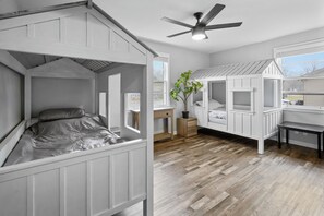 3 bedrooms, iron/ironing board, WiFi, bed sheets