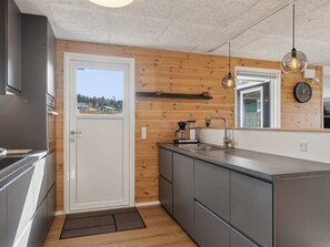 Kjøleskap, mikrobølgeovn, ovn og oppvaskmaskin