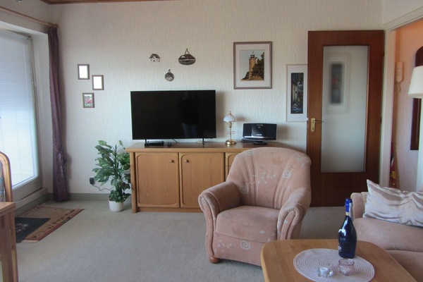 Wohn-Schlafraum mit Panoramafenster und Balkon...