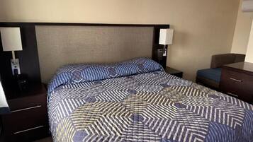 Comfort tweepersoonskamer, uitzicht op bergen | Luxe beddengoed, pillowtop-bedden, een bureau, een laptopwerkplek