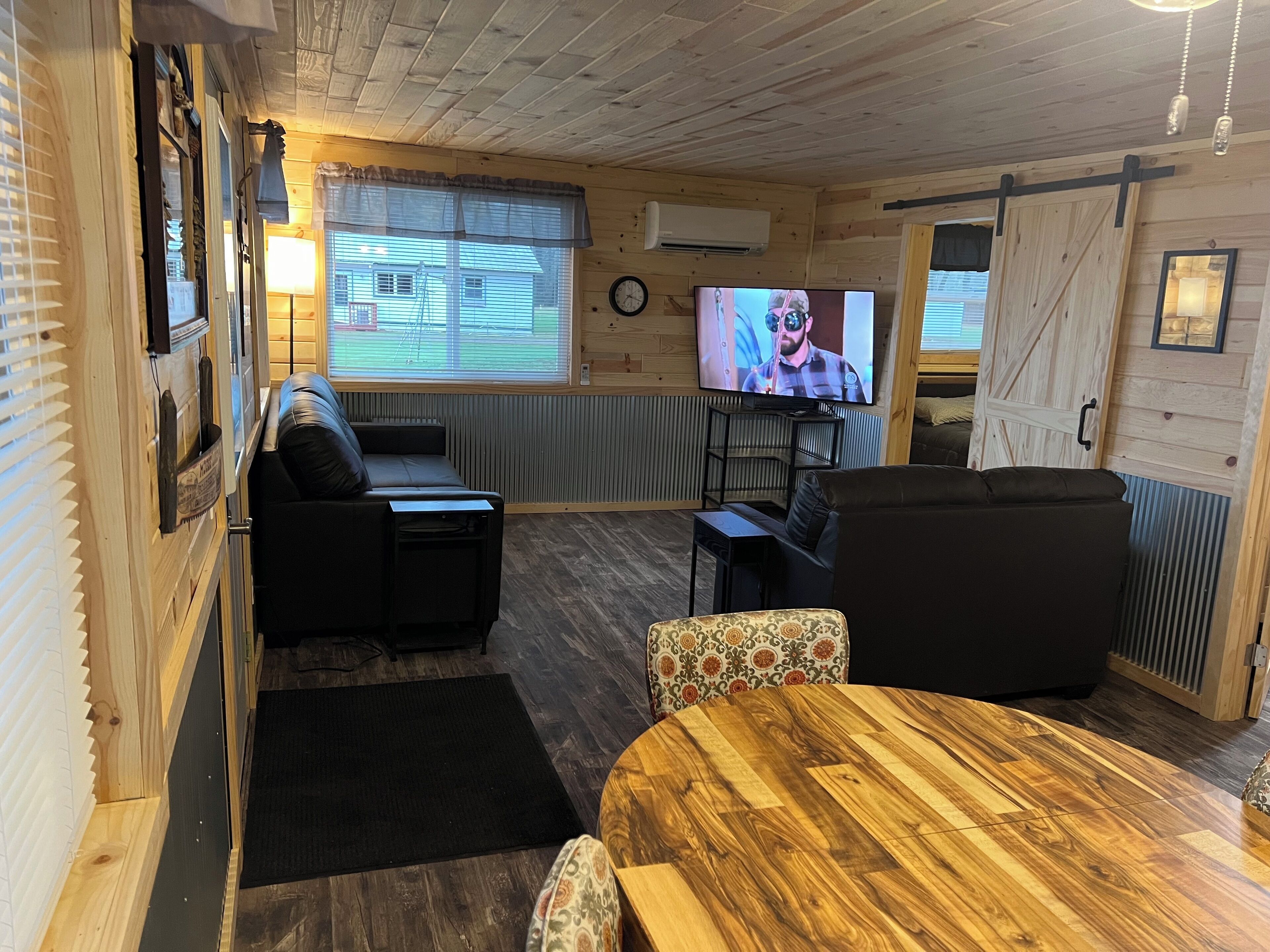 Beautiful Cabin at Round Lake Resort - Red Cabin 