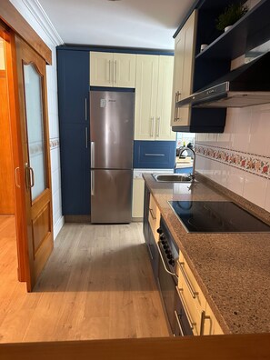 Mikrowelle, Ofen, Herdplatte, Geschirrspüler