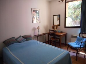 3 quartos, ferros/tábuas de passar roupa, roupa de cama