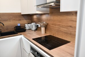 Kühlschrank, Mikrowelle, Ofen, Herdplatte