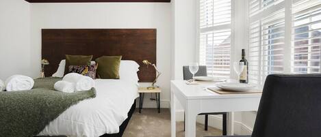 2 habitaciones, escritorio, tabla de planchar con plancha y wifi gratis