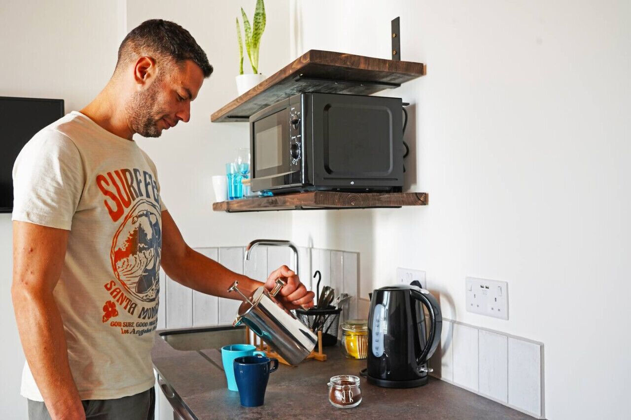 Réfrigérateur, micro-ondes, cafetière/bouilloire