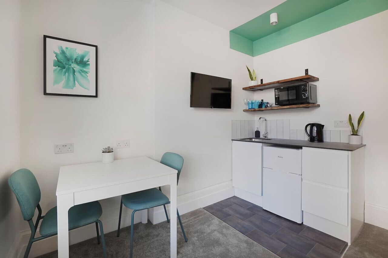 Kühlschrank, Mikrowelle, Wasserkocher mit Kaffee-/Teezubehör