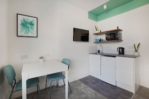Kühlschrank, Mikrowelle, Wasserkocher mit Kaffee-/Teezubehör