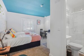 Hair dryer, towels - Eco Aparthotel - Coolinge Studio (Folkestone)