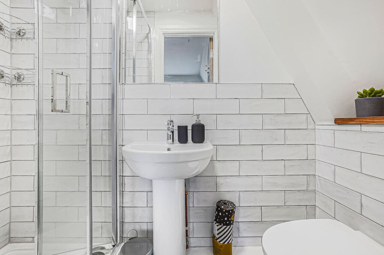 Een haardroger, handdoeken