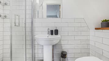 Een haardroger, handdoeken