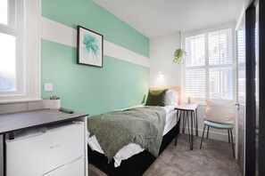 1 habitación, escritorio, tabla de planchar con plancha y wifi gratis 