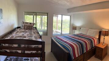 4 chambres, bureau, fer et planche Ă repasser, lit parapluie