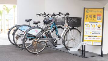 Una estación de alquiler de bicicletas con un cartel y un soporte para bicicletas.
