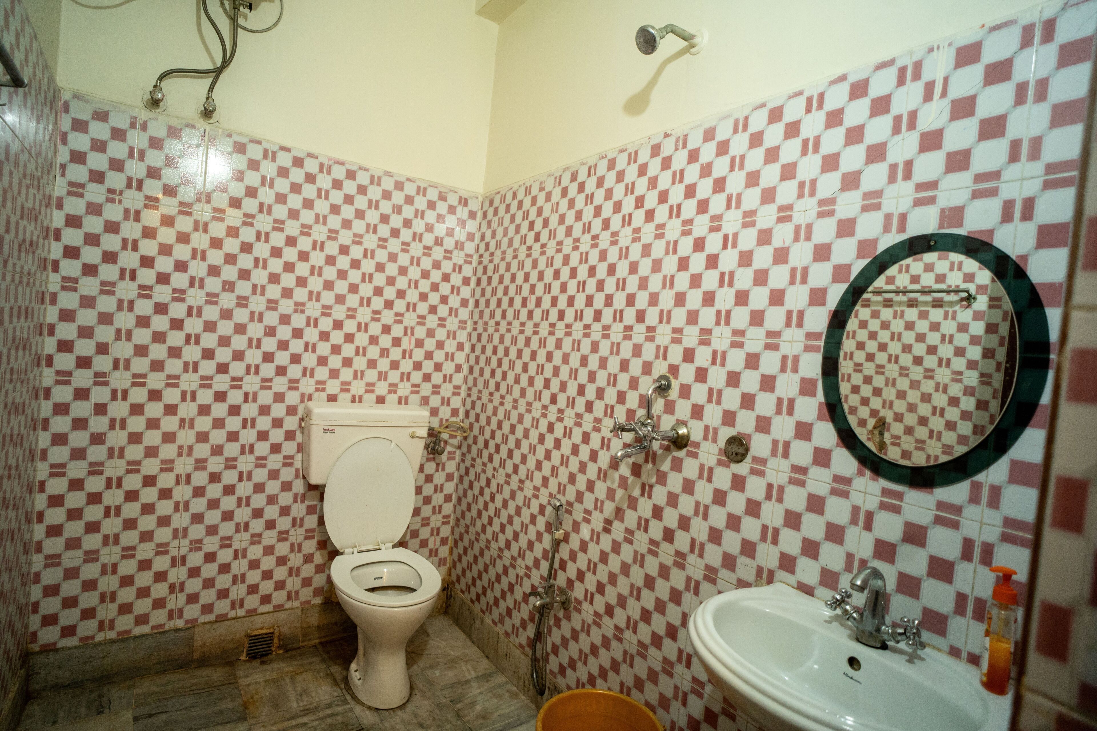 Suite | Bathroom | Shower, free toiletries, towels, soap