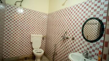 Suite | Bathroom | Shower, free toiletries, towels, soap