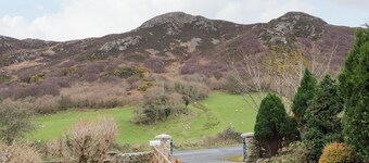 JAMES NEILLS COTTAGE, pet friendly, with open fire in Downings