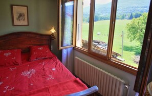 4 slaapkamers, een strijkplank/strijkijzer, reisbedje, wifi