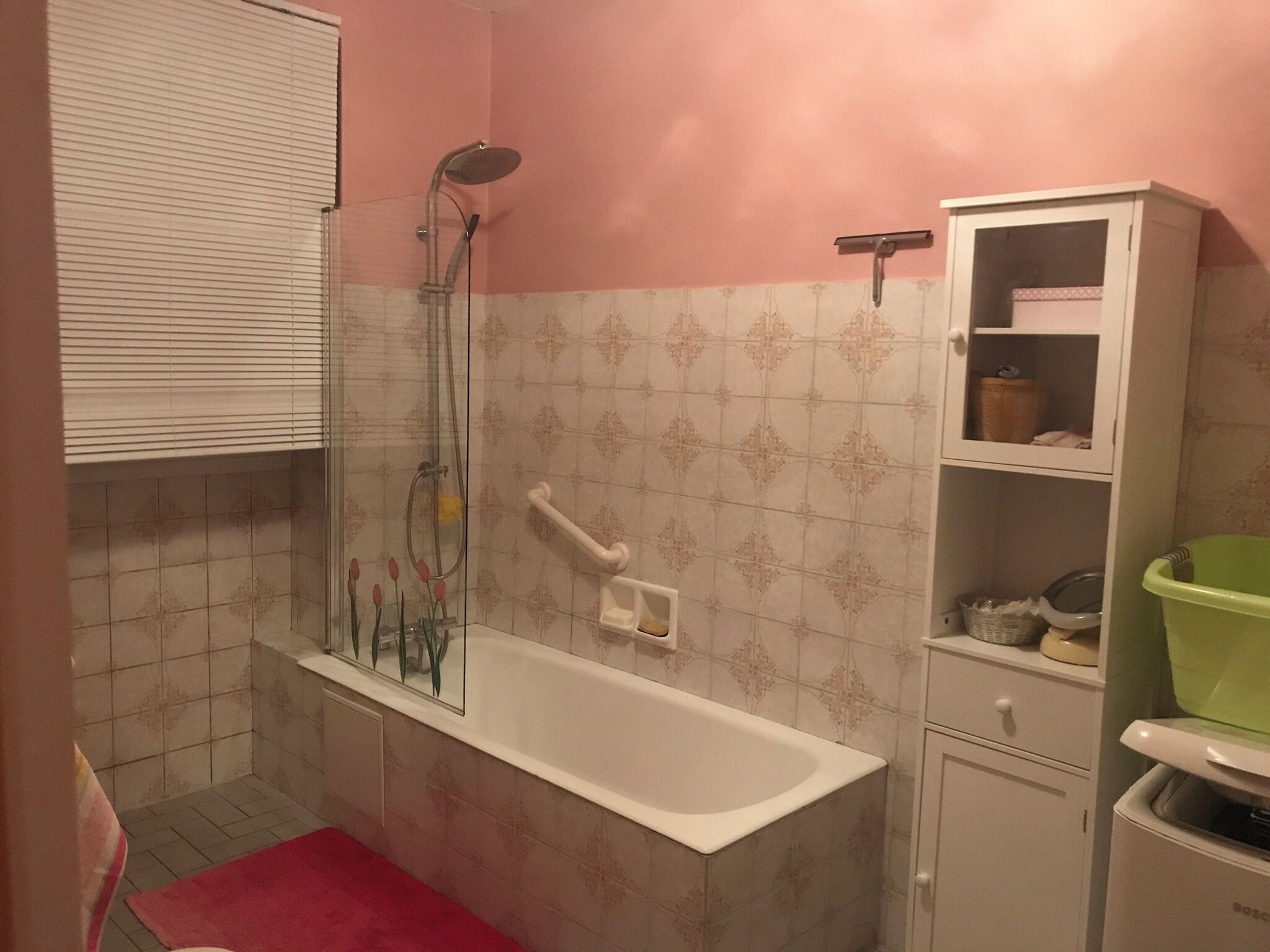 Un bagno con doccia, wc e lavandino.