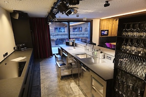 Réfrigérateur, four à micro-ondes, un four, surface de cuisson