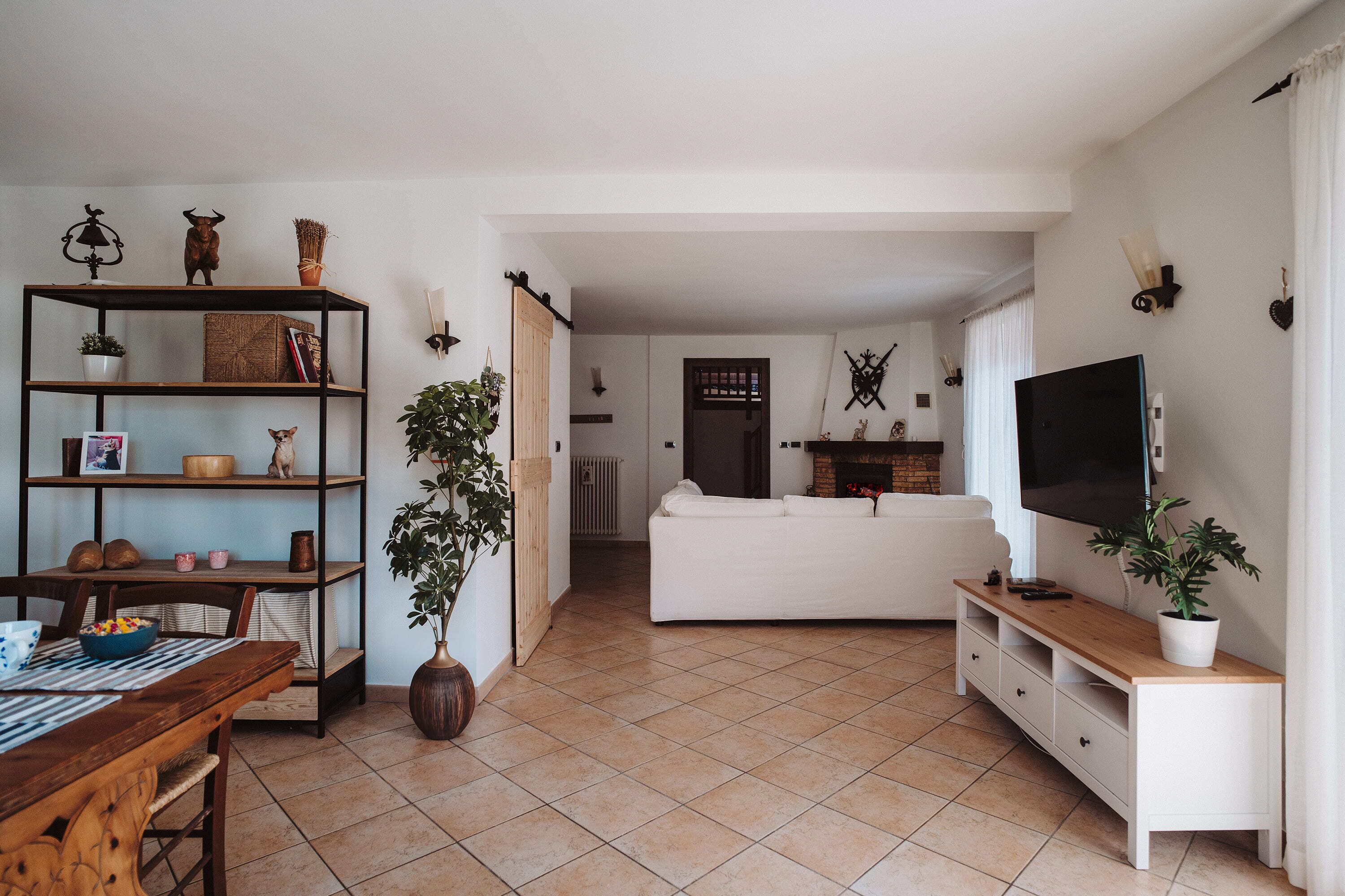 Smart TV, fireplace, stereo, computer monitors