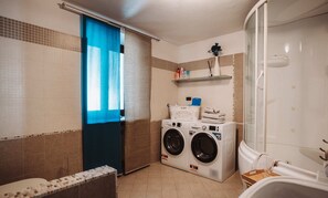 SĂšche-cheveux, bidet, serviettes fournies, savon