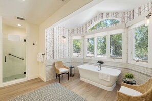 Een douche, een haardroger, handdoeken