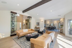 Smart TV, chimenea, oficina